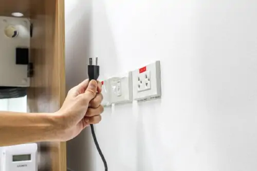 Plug Exploding Don't accidentally plug these items into your home's power plugs, they ...